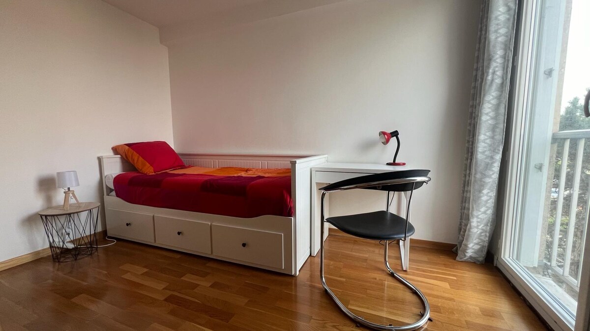 Lit simple convertible en lit double, bureau, dressing, volets et vue sur la rue.