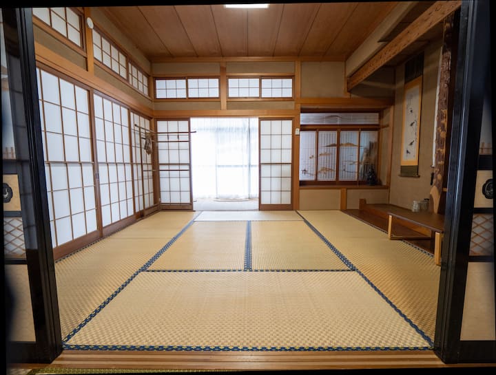 This room is a little spacious and has space for bags.This room is recommended for more than two guests.
There is no sunrise, so if you want to sleep slowly, this room is also good.