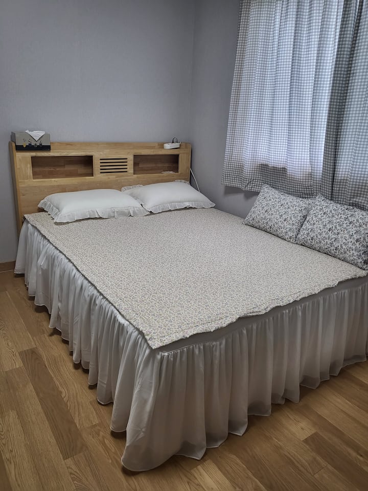 يمكنك النوم بشكل مريح مع سرير بحجم كبير.