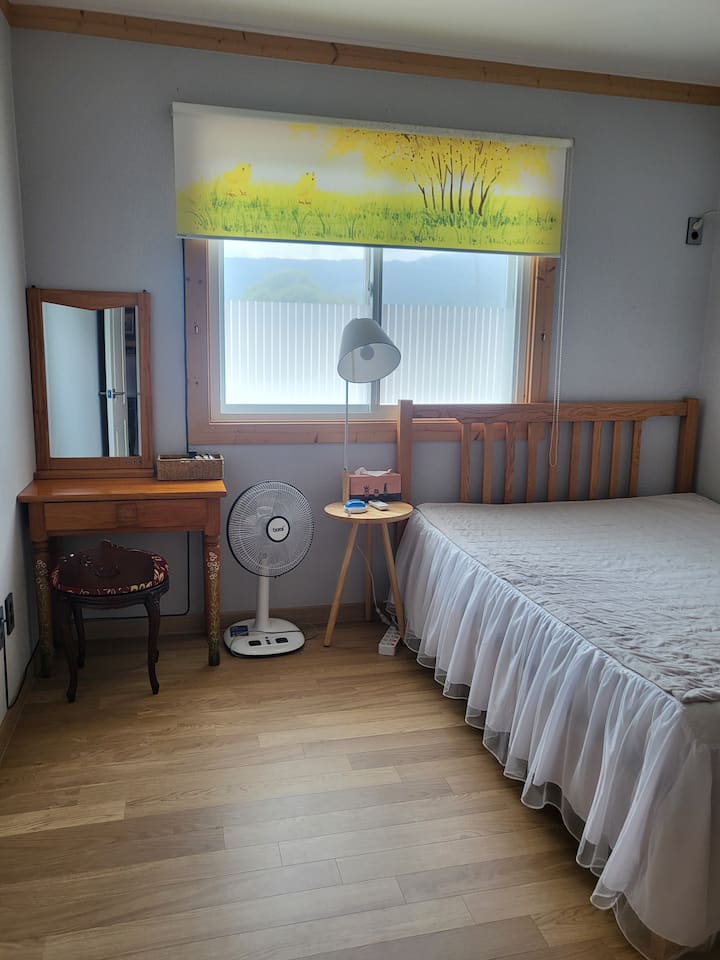 يوجد سرير بحجم ملكي ومنضدة تزيين.