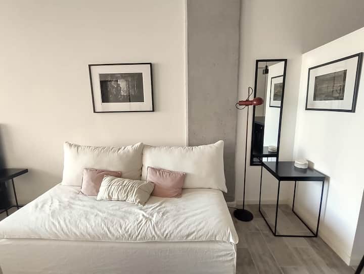 Estudio amoblado para 3 en Colegiales con balcón