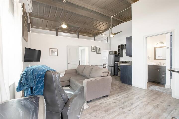 Cozy and unique living room-kitchen combo, filled with natural light. Fully equipped with all appliances, a dedicated desk for work or study, and in-unit washer and dryer. Perfect for monthly stays or getting things done, offering a cheerful feeling.