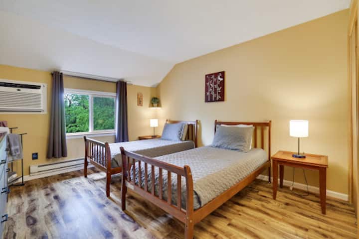 Kjo dhomë gjumi ndodhet në katin e 2-të të shtëpisë dhe ka 2 krevate dopio dhe një dritare A/C.