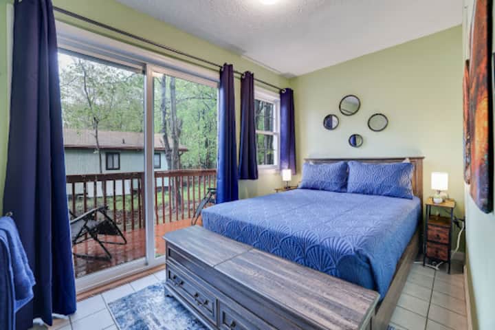 Kjo dhomë gjumi ndodhet në katin e parë të shtëpisë dhe ka një krevat dopio. Ka një verandë private që mund të arrihet nëpërmjet derës rrëshqitëse prej xhami.