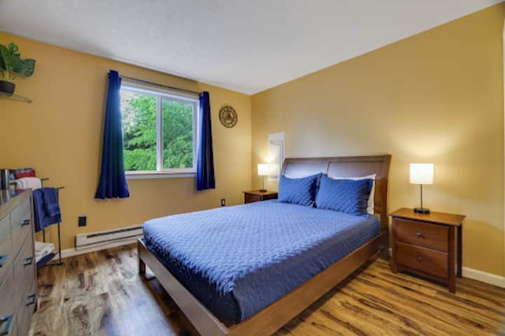 Kjo dhomë gjumi ndodhet në katin e parë të shtëpisë dhe ka një krevat dopio "queen".