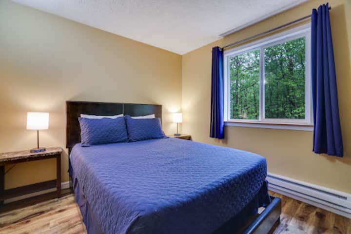 Kjo dhomë gjumi ndodhet në katin e 2-të të shtëpisë dhe ka një krevat dopio dhe një televizor inteligjent.