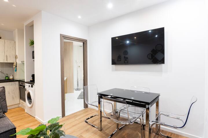 Paradise+ With Jacuzzi In the heart of Athens! gallery image 2