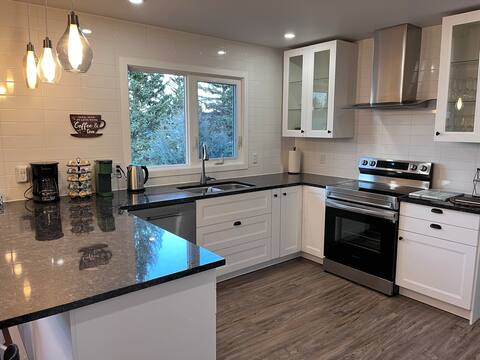 5 Bdrm 3 Bath | Fast wifi | BBQ + Firepit | Deck