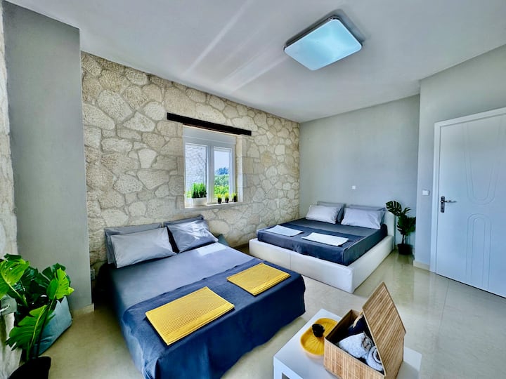 [ დედოფლის ზომის საწოლი და გასაშლელი დივანი ზედა სართულზე ] - | კოღოს ბადეები | გარე გორგოლაჭები | კონდიციონერი დერეფანში | ბუნებრივი განათება | ფართო | წვდომა მთავარ აივანზე |