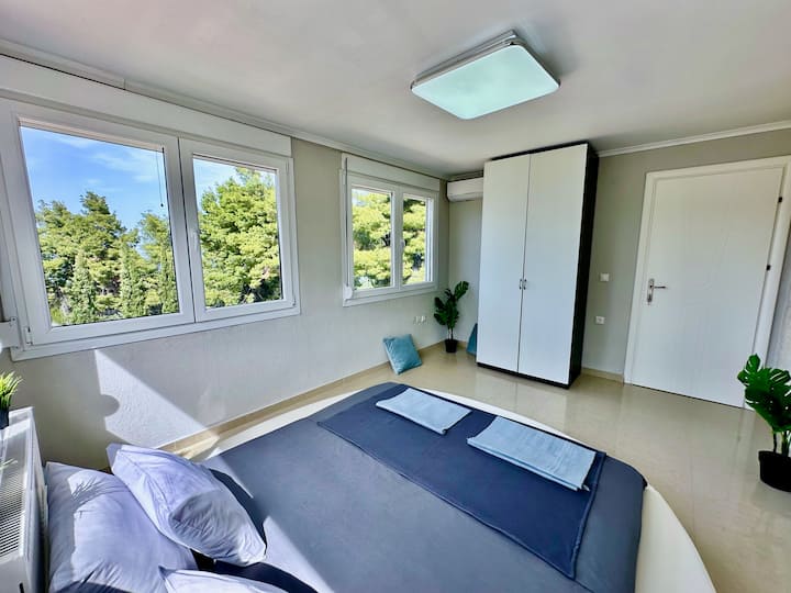 [დიდი ზომის მრგვალი საწოლი მთავარ სართულზე ] - | ბუნებით გარშემორტყმული | - | კონდიციონერი | საგარდერობო | კოღოს ბადეები | ბუნებრივი განათება | ფართო |  გარე გორგოლაჭები | მთავარი იატაკის სააბაზანოს გვერდით |