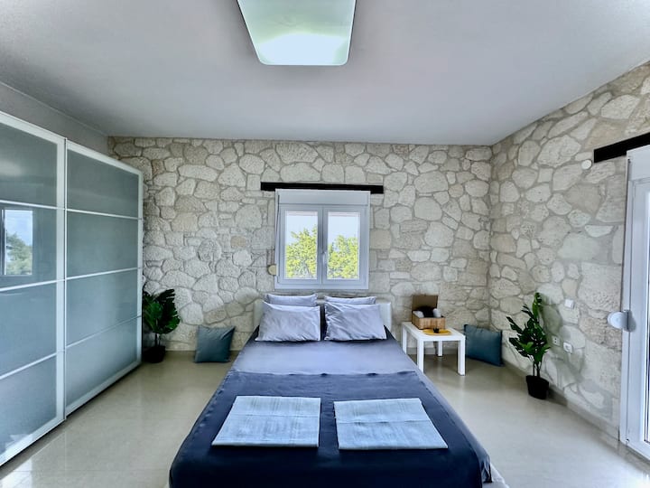 [ საწოლი და ჩვილის საწოლი ზედა სართულზე] - | კოღოს ბადეები | გარე გორგოლაჭები | დიდი გარდერობი | კონდიციონერი დერეფანში | 48'' სმარტ-ტელევიზორი | ბუნებრივი განათება | ფართო | წვდომა მთავარ აივანზე | 