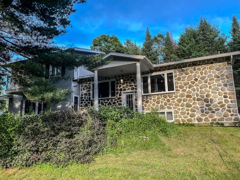 Le LumberJack | Spa • Waterfront • Families