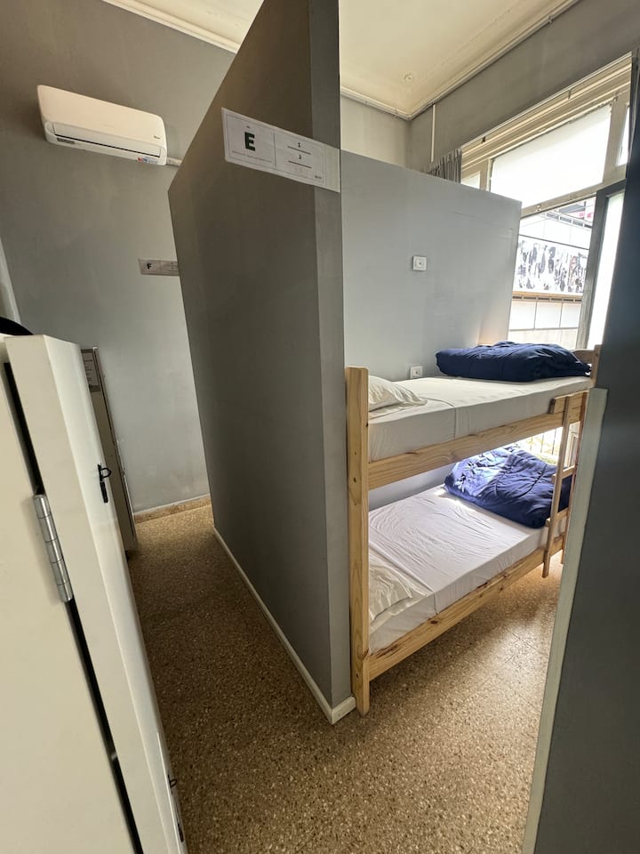 Cama em quarto compartilhado feminino com 12 pessoas em San Nicolás