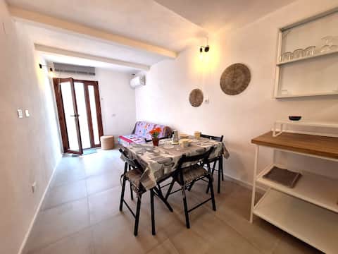 Spacious & Stylish Modern House Walk to the Beach!