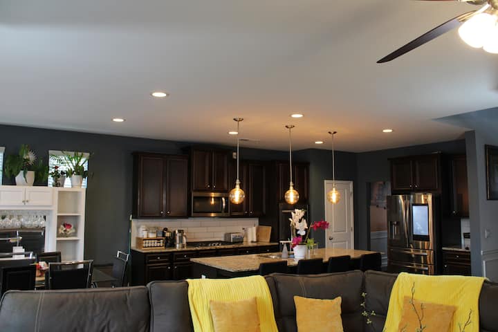 Cozy 3 Bedrooms Home /W Media Room - Fairburn, GA