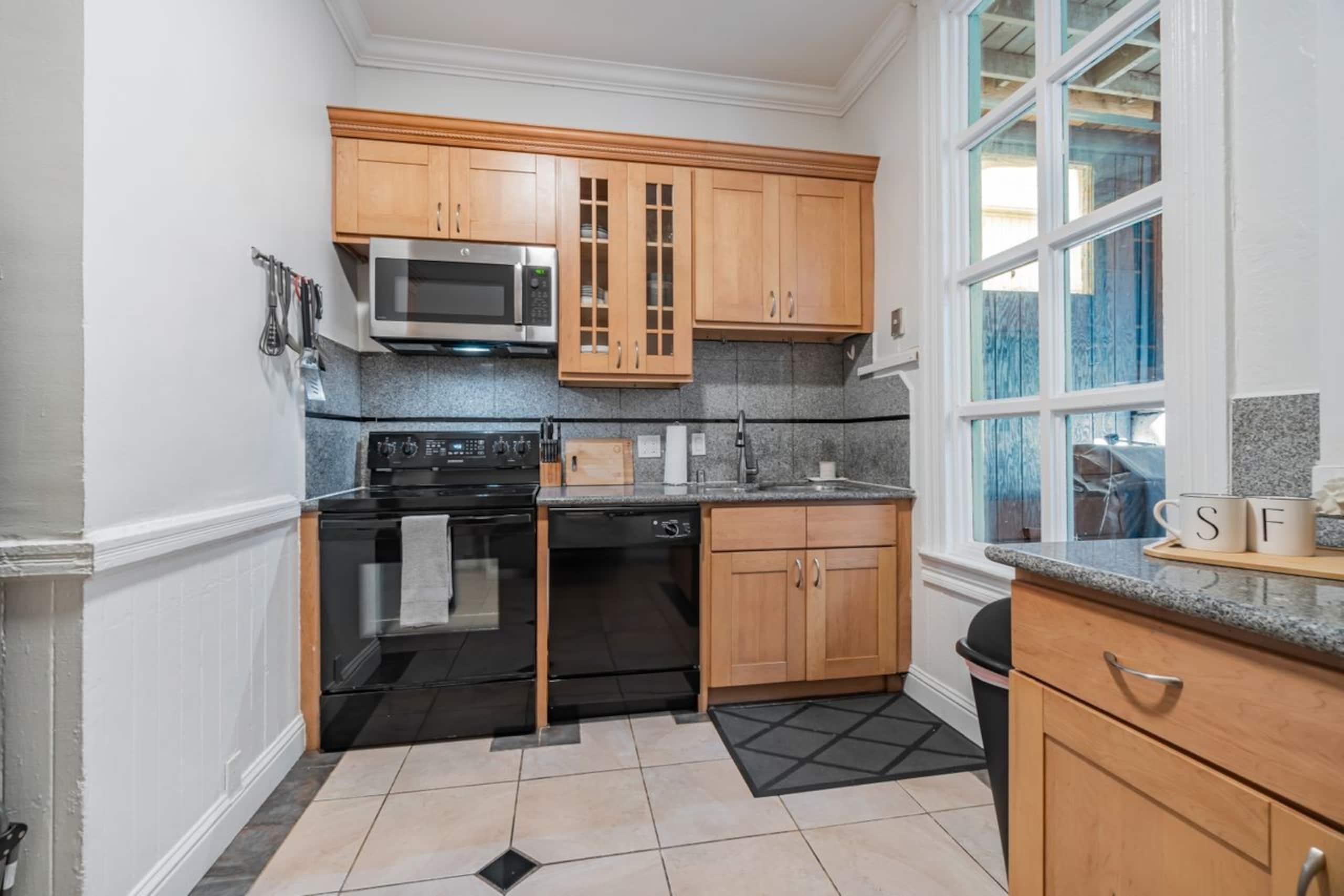 Home in San Francisco · ★4.74 · 5 bedrooms · 6 beds · 2.5 baths - Image 13