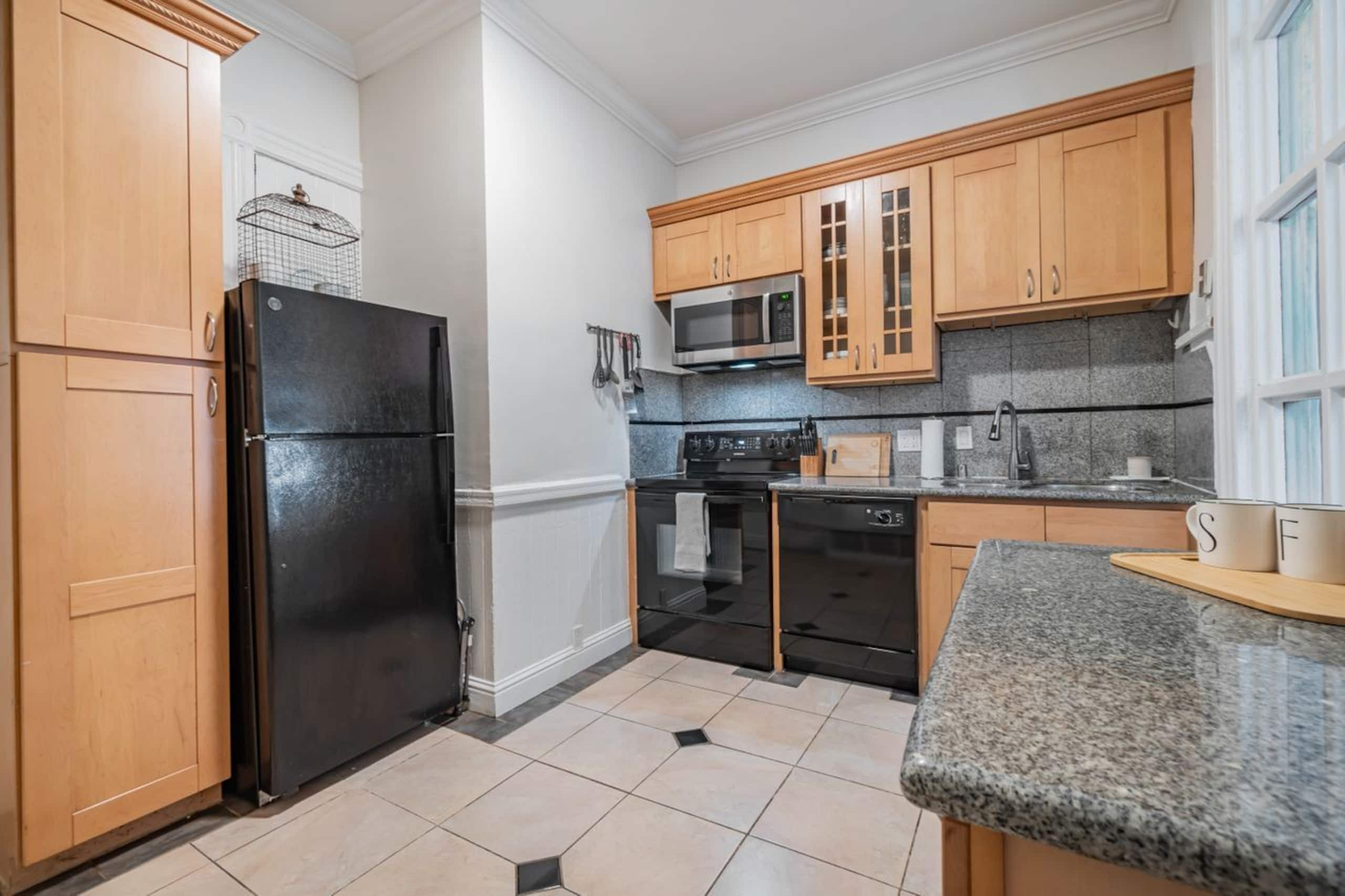 Home in San Francisco · ★4.74 · 5 bedrooms · 6 beds · 2.5 baths - Image 15