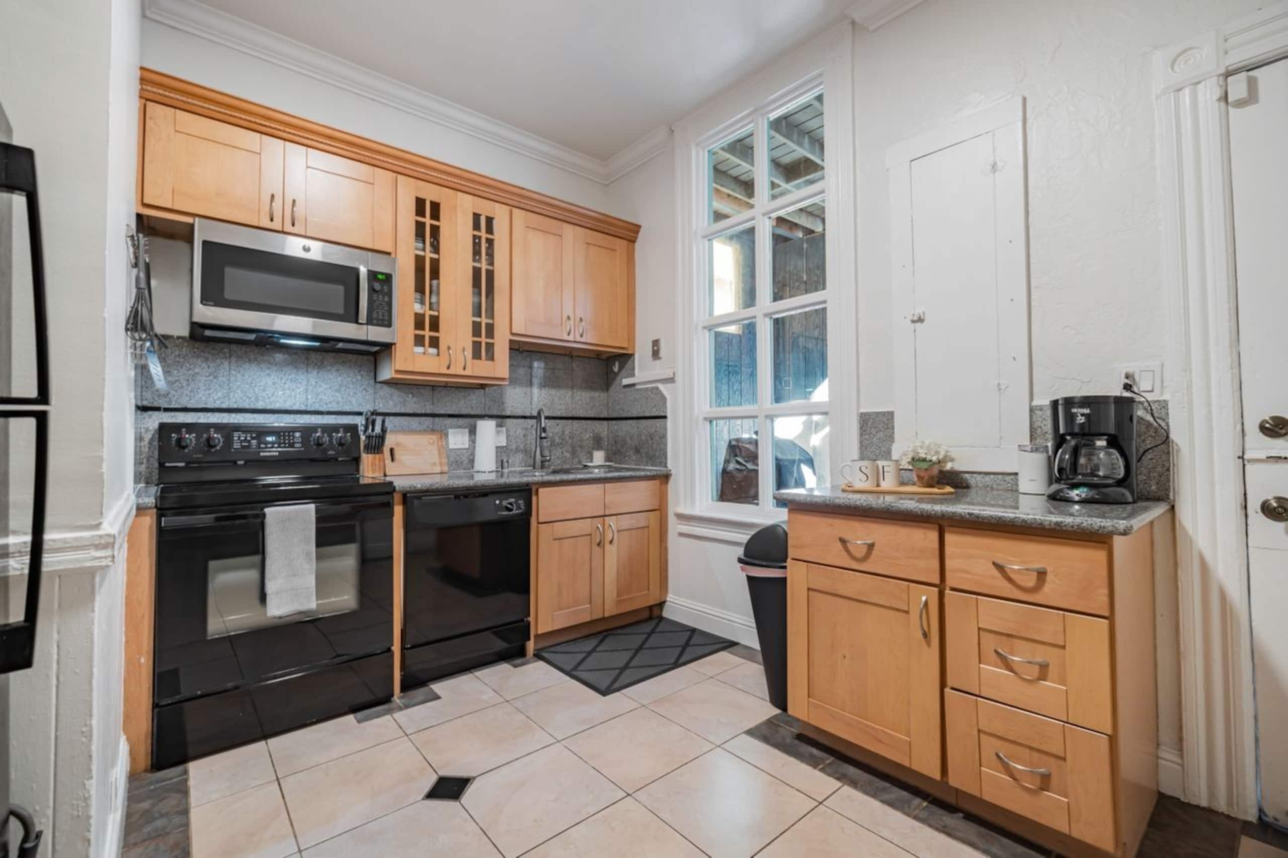 Home in San Francisco · ★4.74 · 5 bedrooms · 6 beds · 2.5 baths - Image 14