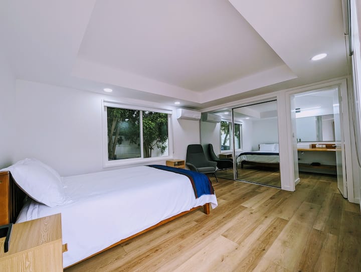 Découvrez l'intimité et le confort dans la chambre sereine avec un lit queen, sa propre salle de bain et un grand placard. Profitez de la combinaison parfaite d'intimité et de luxe dans cette chambre bien aménagée.