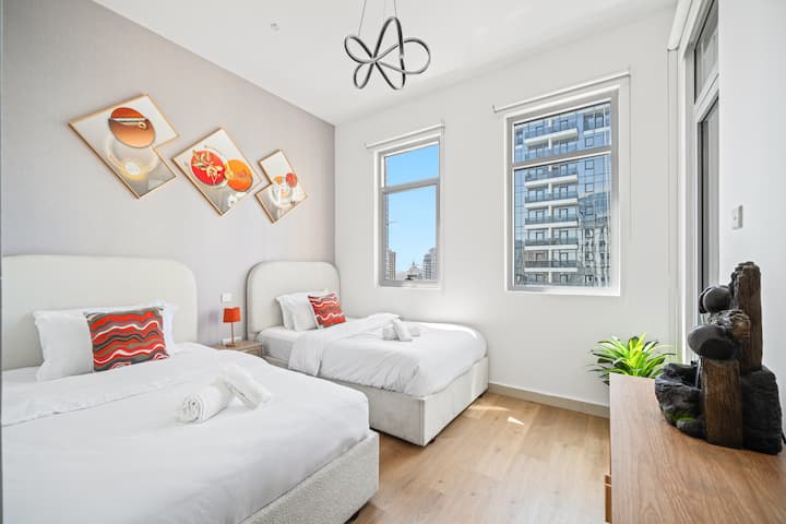 2 queensize bedden met uitzicht op de sprankeltoren en een eigen balkon en een aangrenzende badkamer