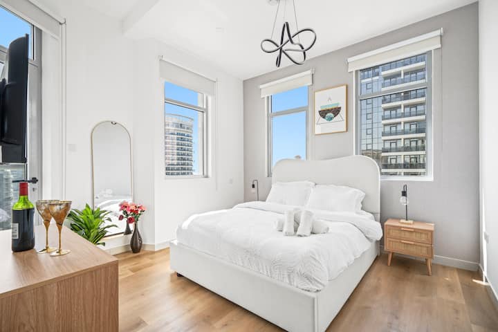 Kingsize bed met een eigen balkon met uitzicht op de jachthaven van Dubai en een eigen aangrenzende badkamer