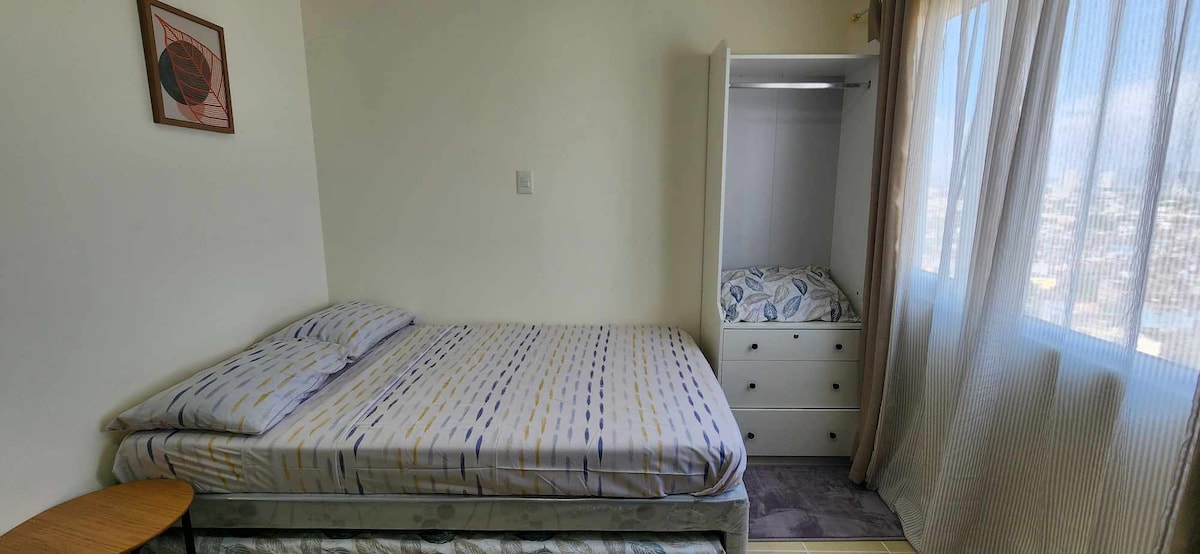 سرير مزدوج واحد مع سرير قابل للسحب للضيف الإضافي.