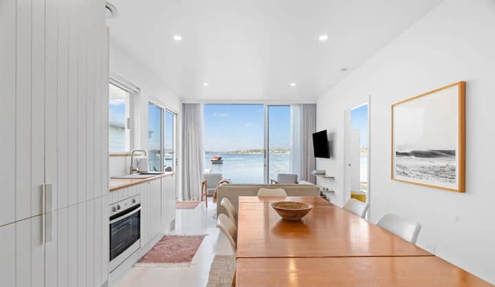 The Lake House - Absolute Lakefront Cottage - Belmont, Australia