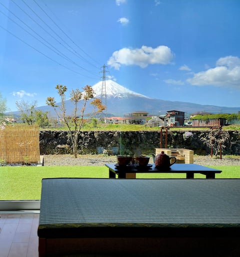 A great and slow place to stay
Relax in the bath with a view of Mt. Fuji.
Winter ~ Sukiyaki.Pots Party
Spring-Fall BBQ
