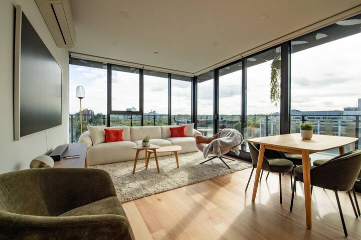 Divine Penthouse Oasis Near Royal Park & Parking