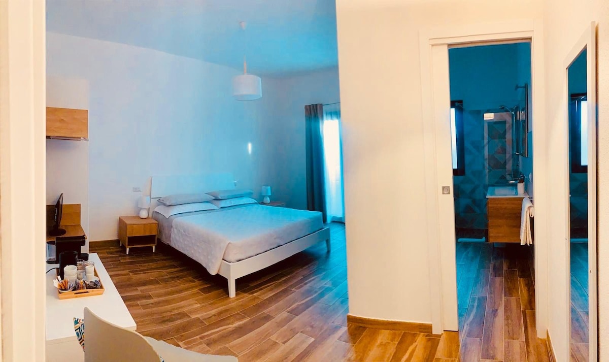 ห้องเตียงใหญ่พร้อมห้องน้ำเฉพาะ