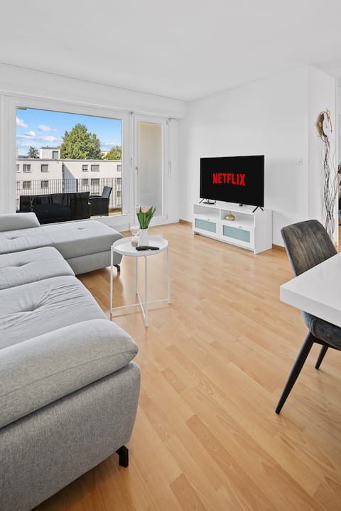 Large apartment with views & free parking