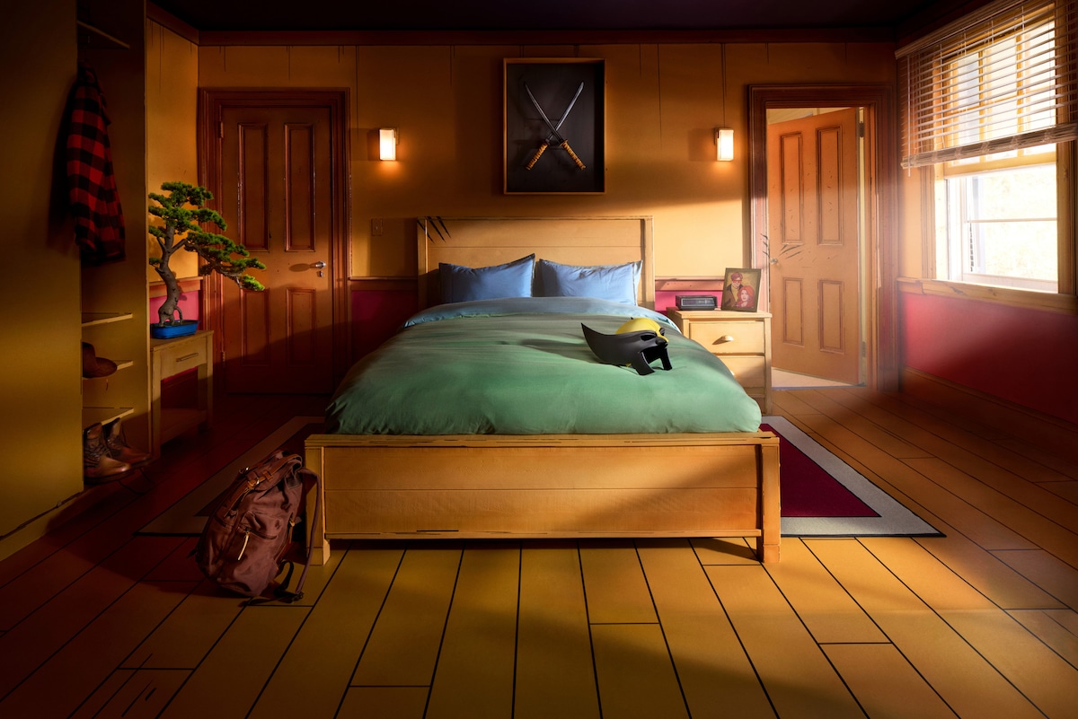 En général, Logan ne laisse entrer personne dans sa chambre, encore moins pour y dormir. Un conseil : ne touchez à rien. Il est un peu maniaque.