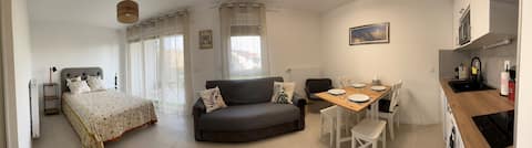 Propriété Airbnb réussie: Brand-new open studio with private parking in Gex à Ain