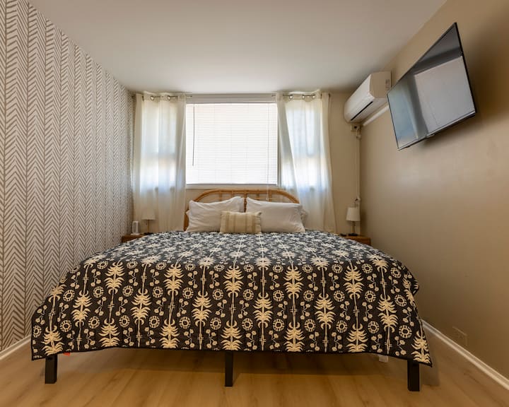 Spavaća soba 1 s bračnim krevetom, dva pomoćna stolića, stanicom za punjenje, TV-om, klima-uređajem, ormarom s vješalicama i ogledalom pune dužine!