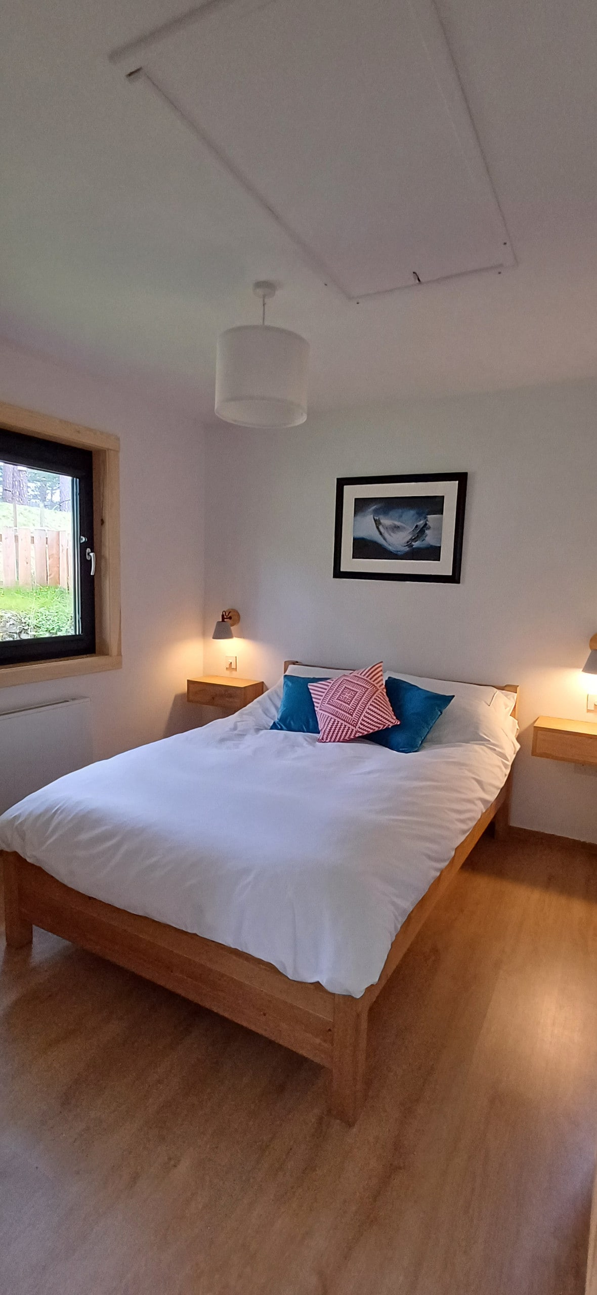 Një dhomë e rehatshme por e ndritshme për vizitorët me grila të errëta, të cilat do të ndihmojnë me mëngjeset më të lehta në muajt e verës.  Ofrohen shtroja të freskëta dhe ka hapësirë për ruajtje në një sirtar poshtë krevatit, si dhe grepa të varur në mur.