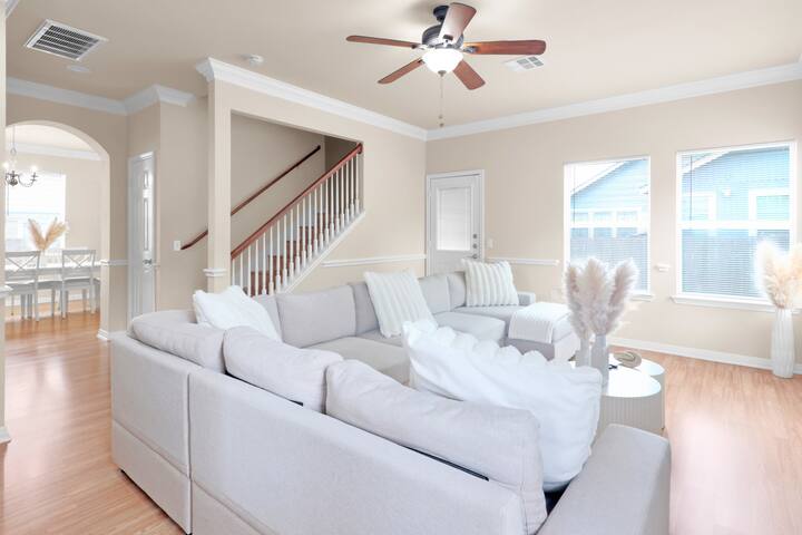 Spacious Home-Queen Suite-Game room-Movie room