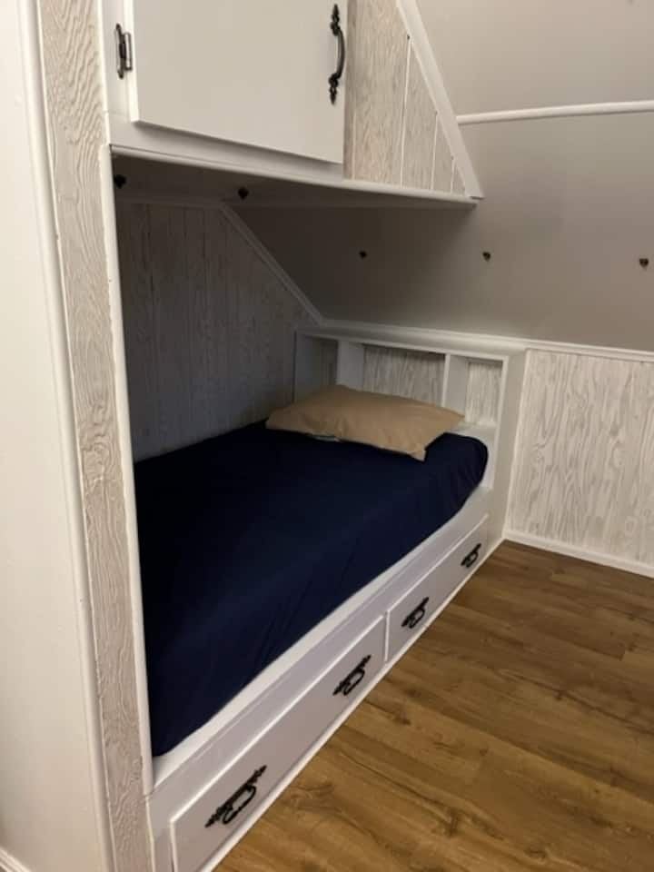 مصباح USB "Undercounter" مشحون في خزانة الكتب الوسطى.