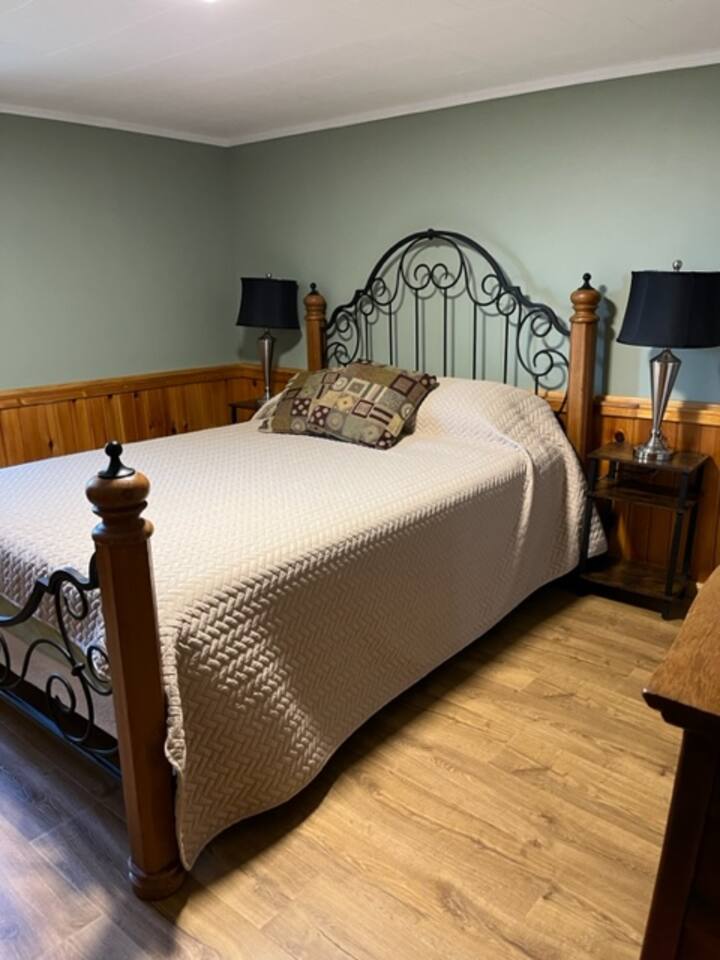 تحتوي كلتا المنضدتين على محطات شحن مع منافذ كهربائية ومنافذ يو إس بي.