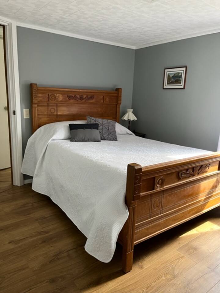 تحتوي المنضدة الجانبية على محطة شحن مع منافذ كهربائية ومنافذ يو إس بي.