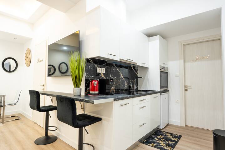 Romeo & Juliet In the heart of Athens gallery image 5