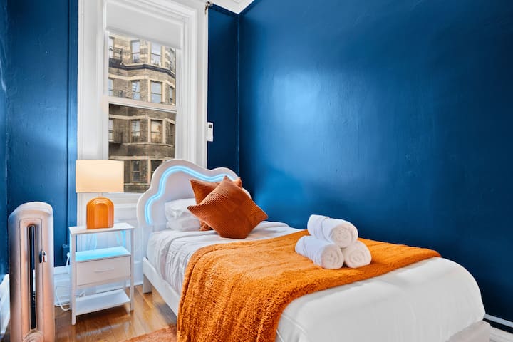 Artful 3BDR: Near Subway, Stadium + Private Patio gallery image 3