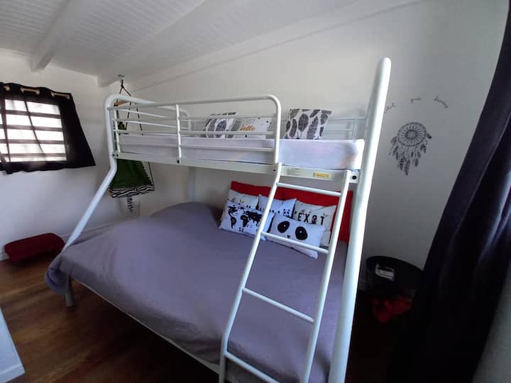 Habitación 4 
Literas de 90 x 190
Acondicionador de