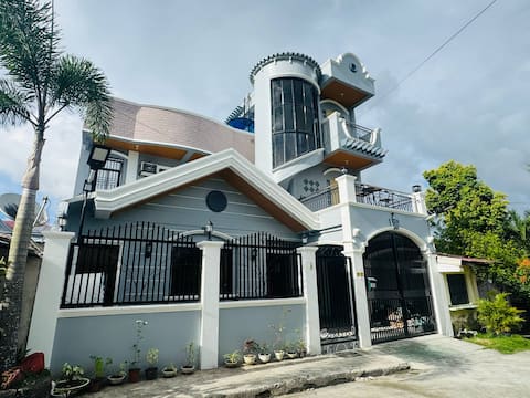 4 Bedroom, 3.5 bathroom house.