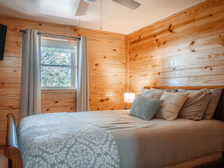 ห้องนอน #2 ตั้งอยู่บนชั้นล่างพร้อมเตียงควีนไซส์และสมาร์ททีวี