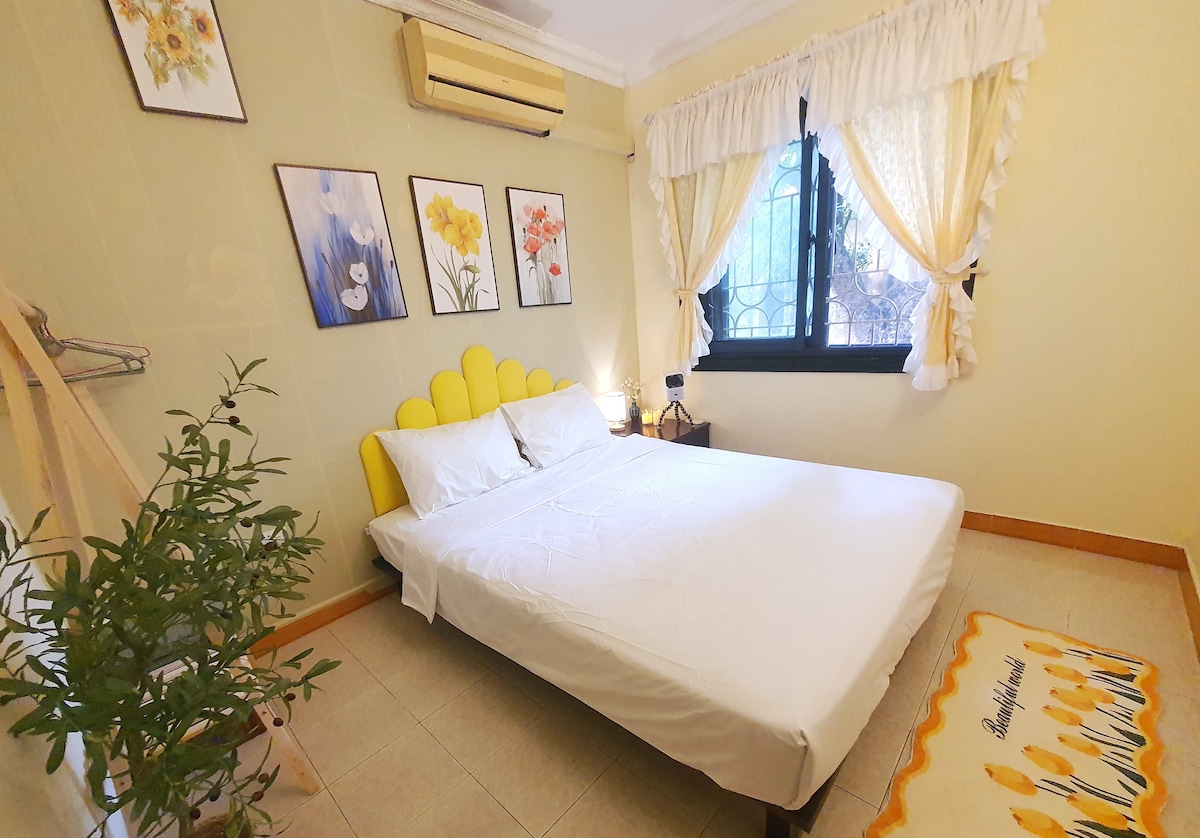 Საძინებელი 2, ხედი ქუჩამდეც. პროექტორით 