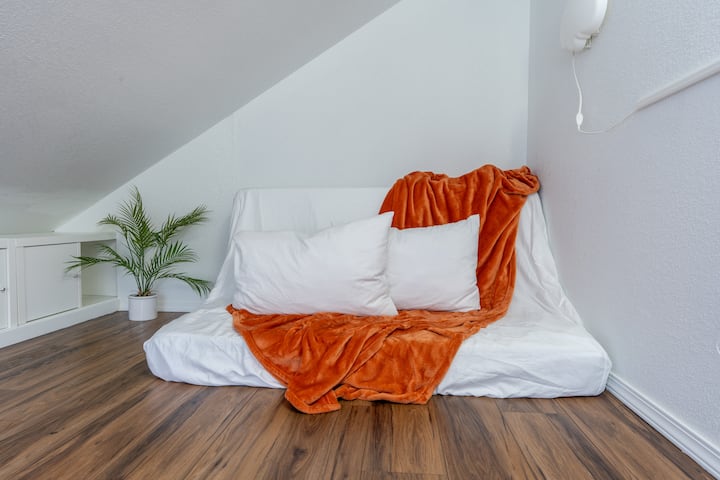 Kjo është një hapësirë papafingo me dyshek të palosshëm me madhësi dopio "queen". 