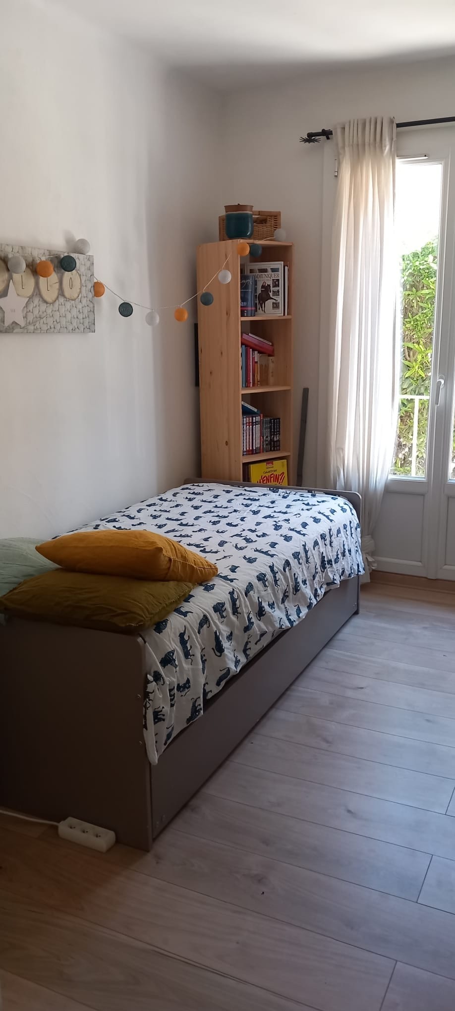 2 lôžka v 80 cm (posteľ - strom pod ním), svetlá a tichá izba