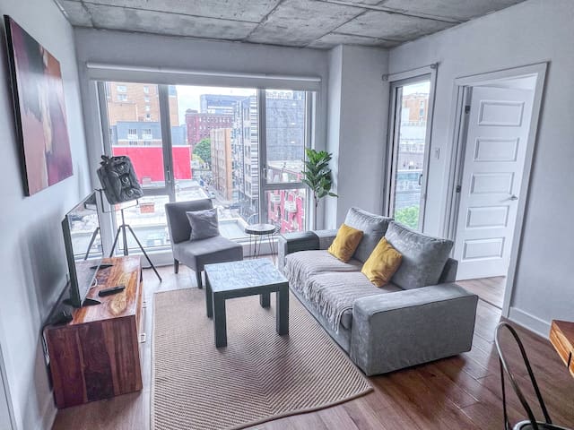 Downtown 2 Bedroom Residence /w parking