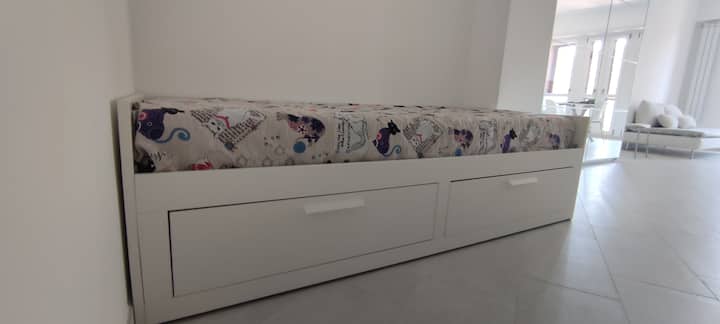 โซฟาเบดสำหรับ 2 คน อาจเป็นเตียงเดี่ยวที่สะดวกสบายหรือเปลี่ยนเป็นเตียงคู่ก็ได้