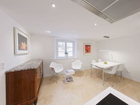 Successful Airbnb property: Domresidenz | 65sqm 2 Bedroom Apt | Near Cathedral in Regensburg